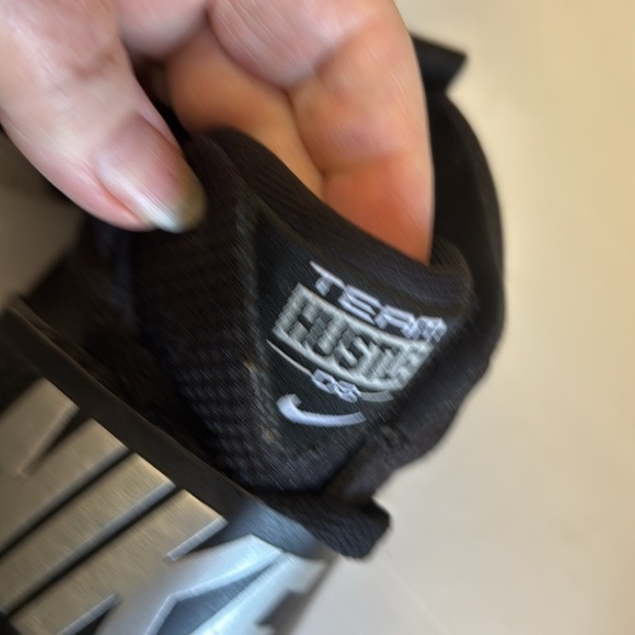New Team Hustle D8 Athletic Shoes - Picture 6 of 9